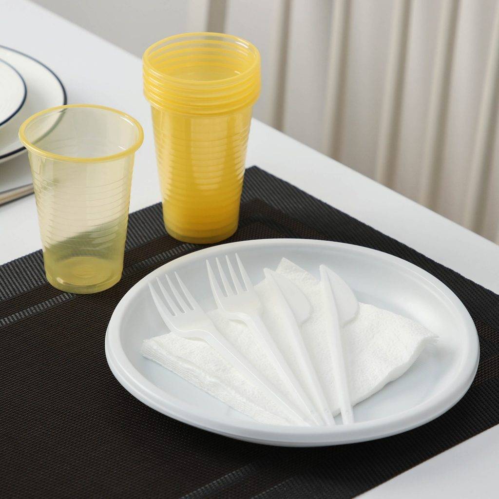 Набор "Пикничок" на 6 персон:вилки,ножи, цветн. стаканы, белые тарелки,белые салфетки 710060